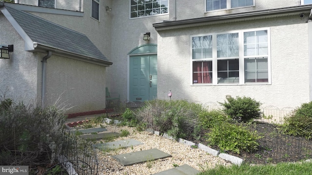 view of exterior entry with stucco siding