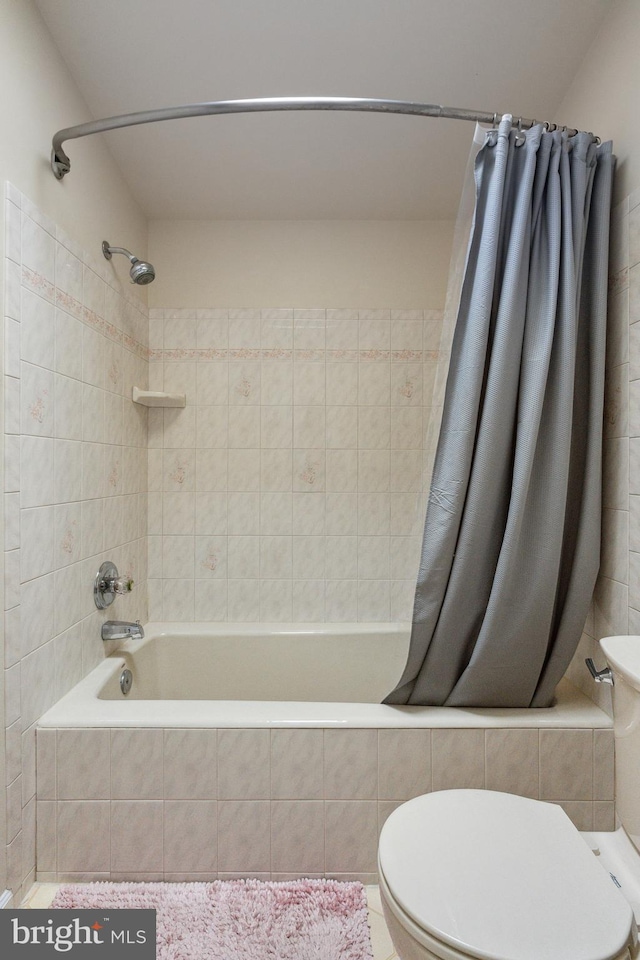 full bath with toilet and shower / tub combo with curtain