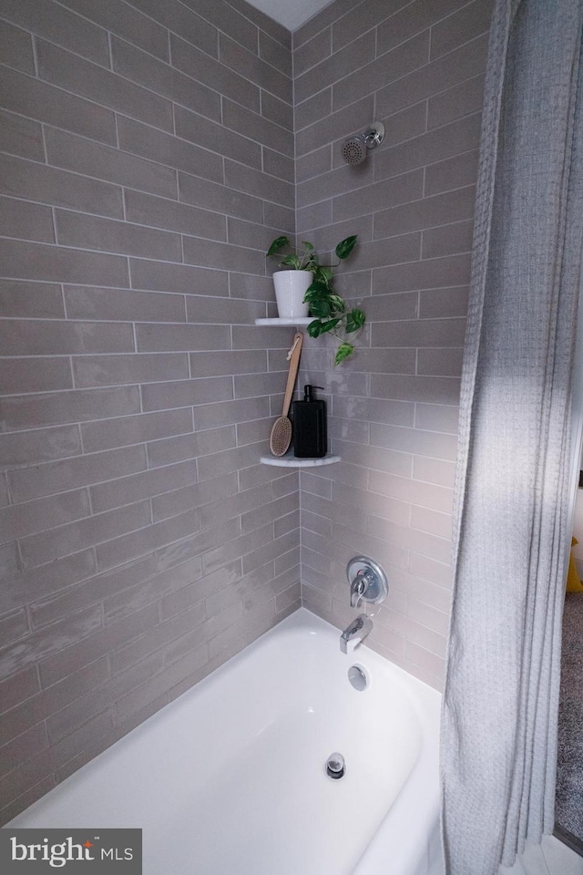 623 Marietta Ave, Lancaster, PA 17603 - full bath featuring shower / bathtub combination with curtain