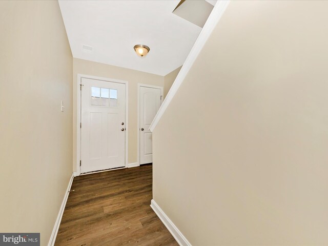 entryway featuring baseboards, dark wood finished floors, and visible vents