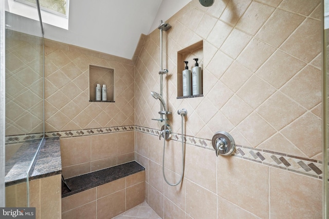 bathroom featuring a tile shower