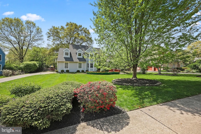 view of front of property with a front yard