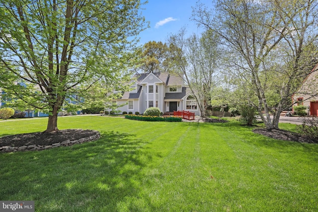 view of front of home featuring a front yard