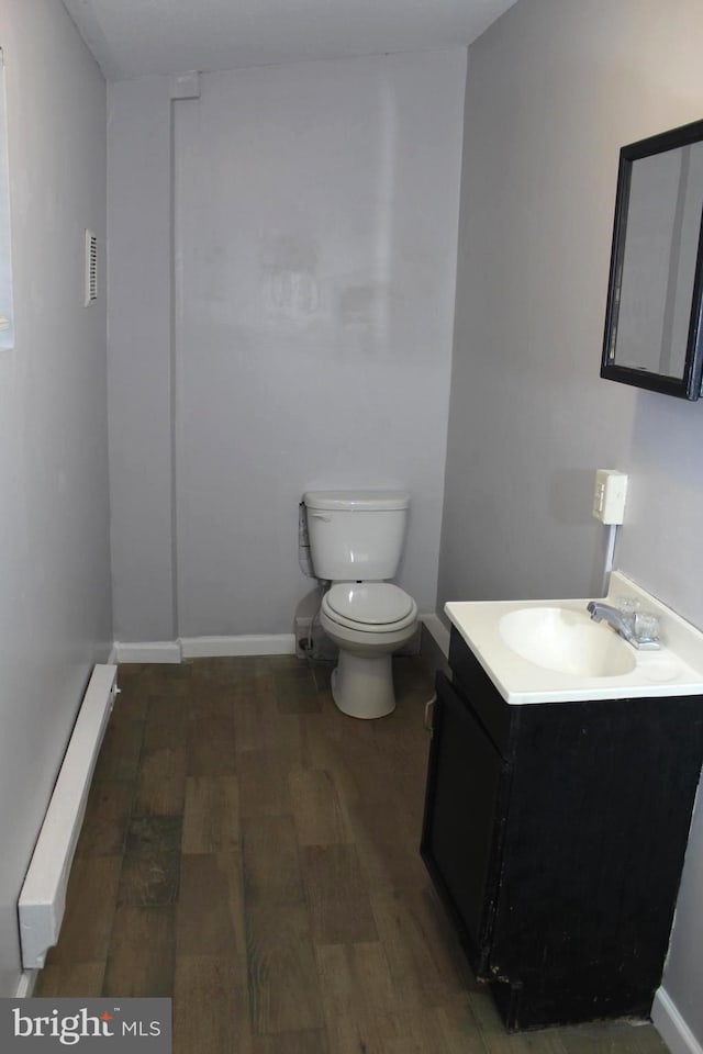 466 N Evans St, Pottstown, PA 19464 - bathroom with wood finished floors, toilet, vanity, and baseboards