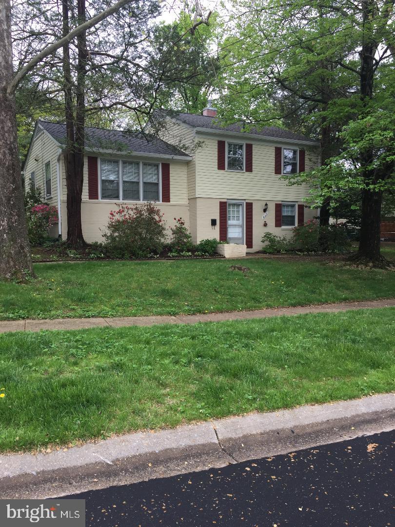 split level home featuring a chimney and a front yard