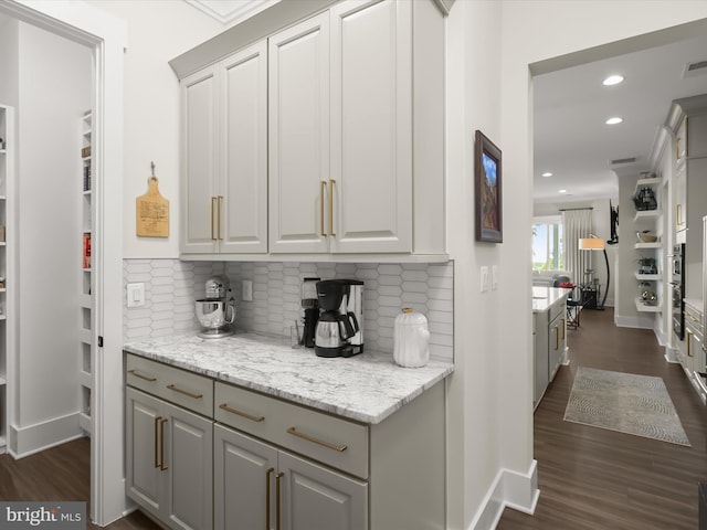bar with dark wood-style flooring, recessed lighting, visible vents, and tasteful backsplash