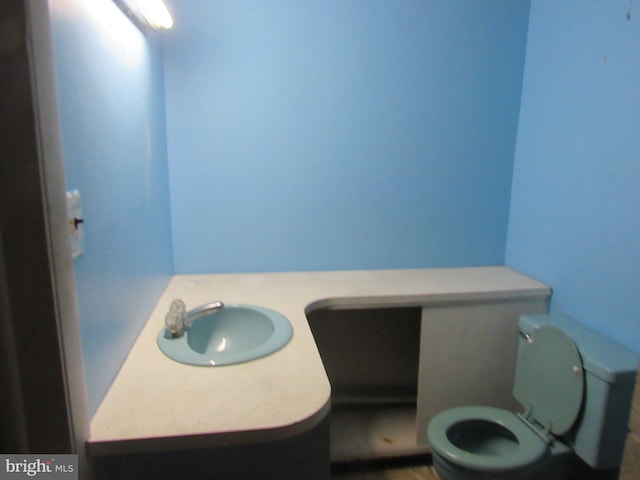 bathroom featuring a sink and toilet