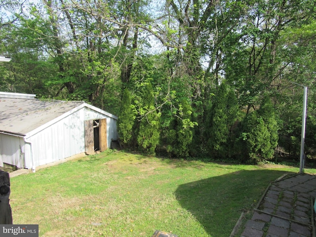view of yard with an outdoor structure
