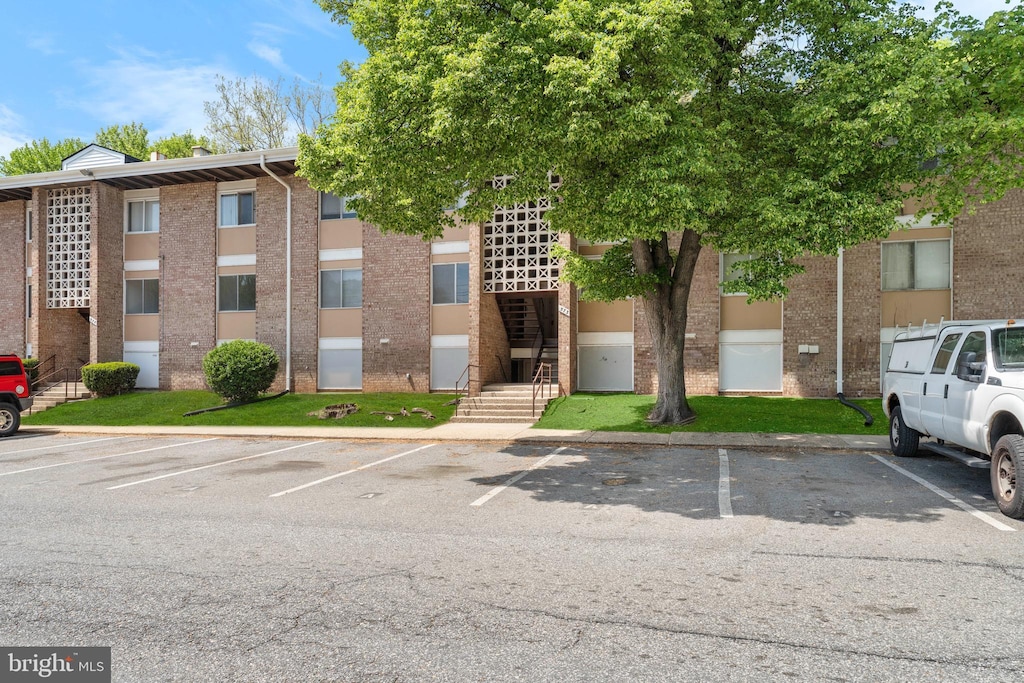 573 Wilson Bridge Dr Unit 6772B-1, Oxon Hill, MD 20745 - view of building exterior featuring uncovered parking and stairs