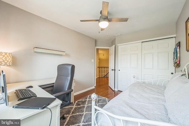 office with ceiling fan, baseboards, wood finished floors, and visible vents
