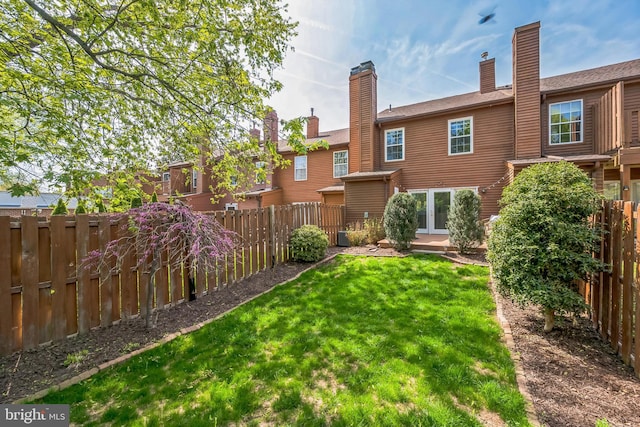 view of yard featuring a fenced backyard