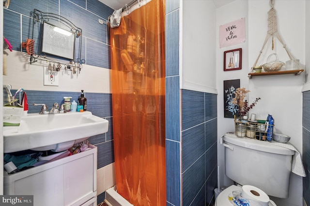 1130 N 3rd St, Philadelphia, PA 19123 - full bath featuring tile walls, toilet, curtained shower, and vanity