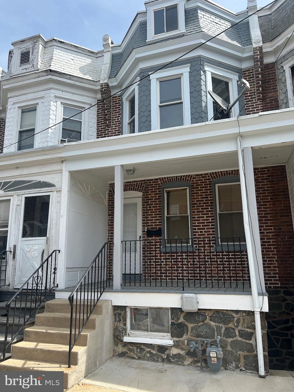 view of front of home with mansard roof