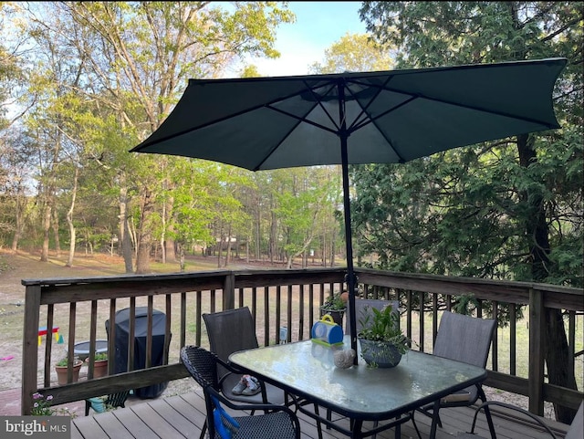 deck with outdoor dining space