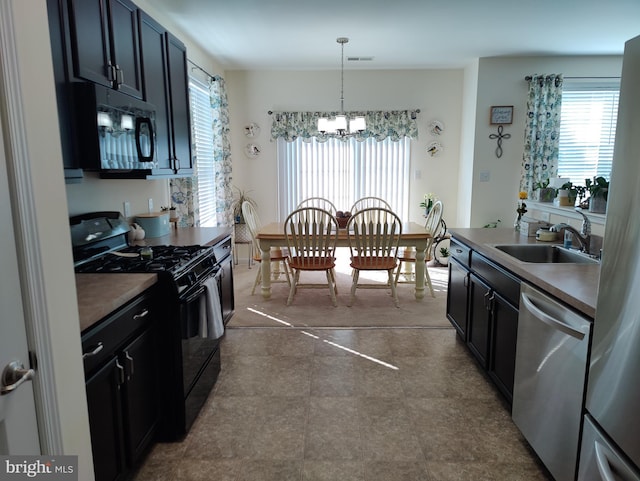 117 E Clarendon Dr, Smyrna, DE 19977 - kitchen featuring a sink, visible vents, black appliances, an inviting chandelier, and decorative light fixtures