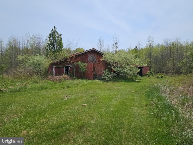 view of yard with an outdoor structure and a barn