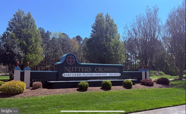 community sign with a yard