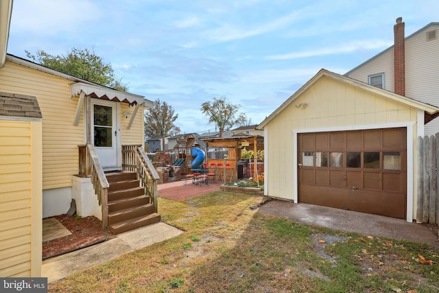 view of yard featuring fence and an outbuilding
