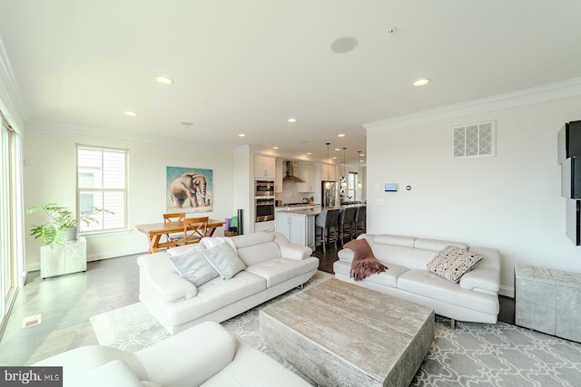 living area with crown molding, light wood-style flooring, visible vents, baseboards, and recessed lighting