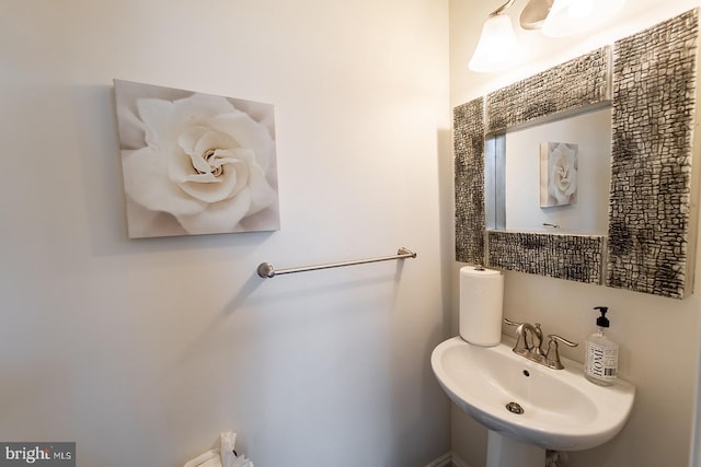 bathroom featuring a sink