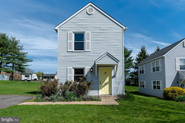 view of front facade featuring a front lawn