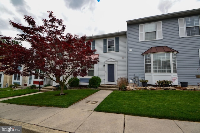 multi unit property featuring a front yard