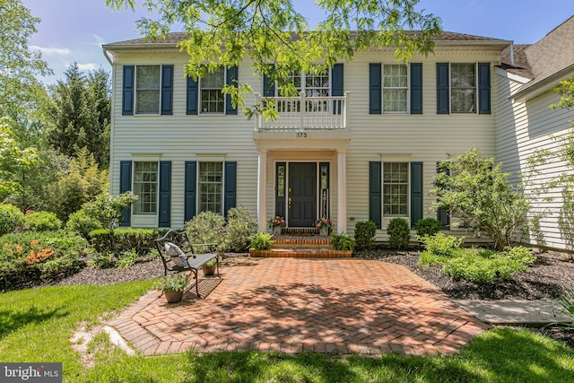 view of front of property featuring a balcony