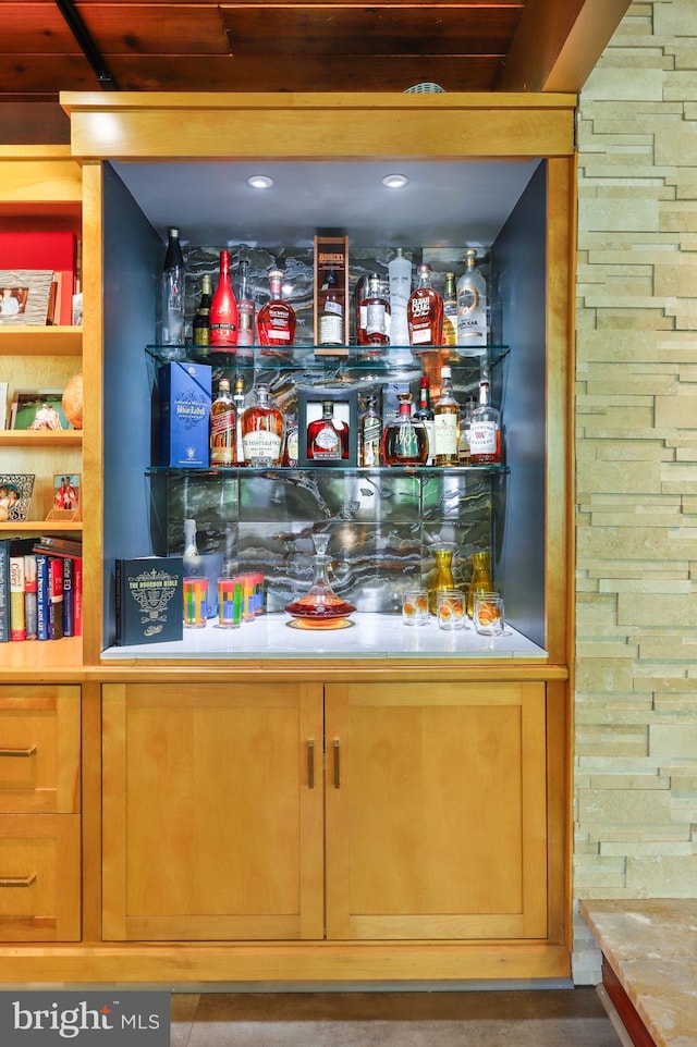 1104 High Country Rd, Baltimore, MD 21286 - bar featuring a dry bar