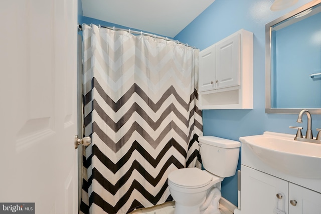 full bath featuring toilet, a shower with curtain, and vanity