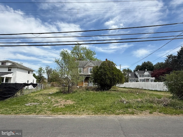 view of front facade with fence