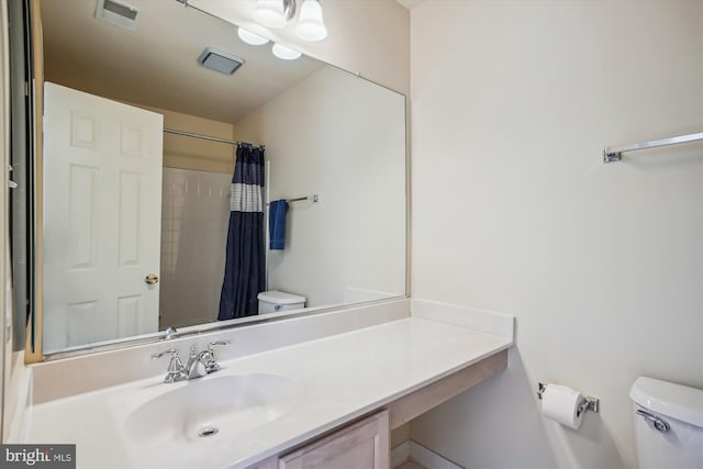 full bath with toilet, a shower with curtain, visible vents, and vanity