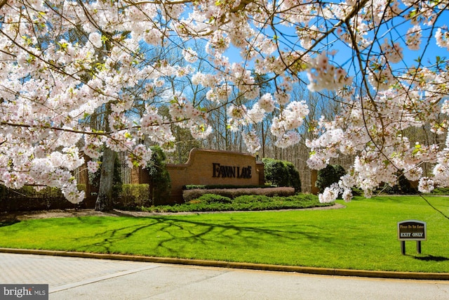community sign featuring a lawn