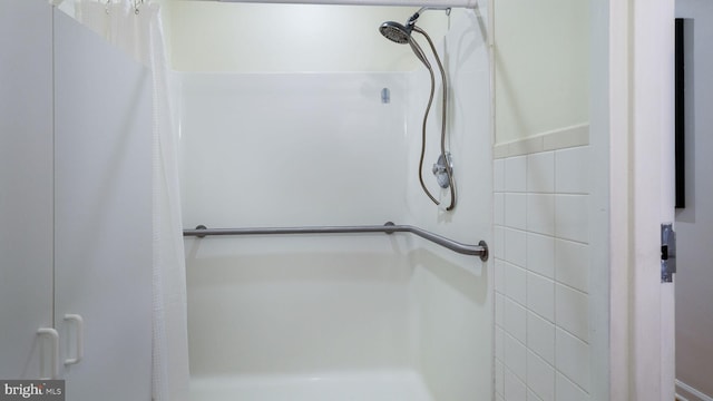 bathroom with curtained shower