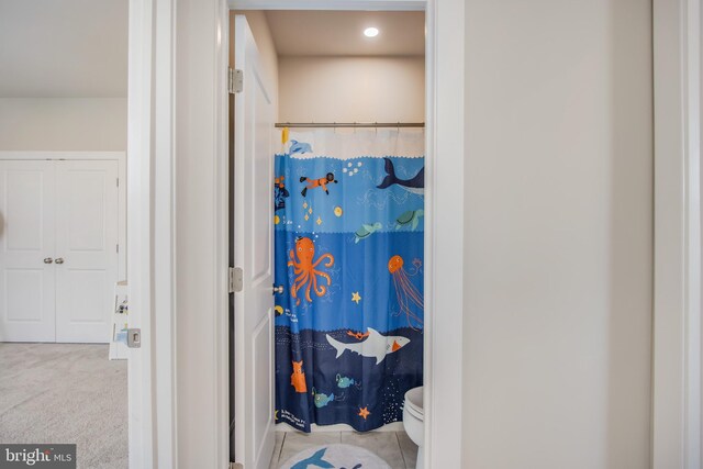 5510 Woodyard Rd, Upper Marlboro, MD 20772 - full bathroom featuring toilet, curtained shower, and recessed lighting