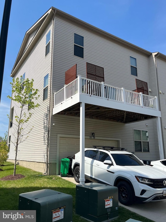 5510 Woodyard Rd, Upper Marlboro, MD 20772 - back of property featuring a garage and a lawn