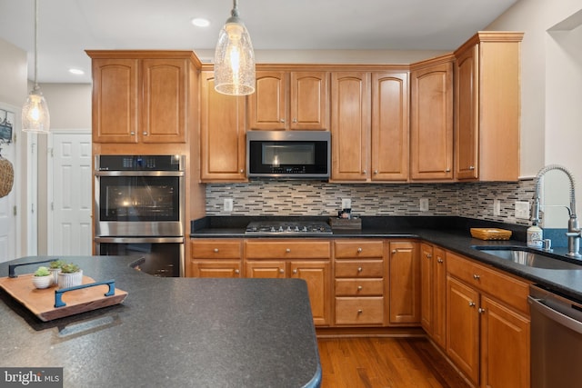 16 Zachary Ct, Boonsboro, MD 21713 - kitchen featuring stainless steel appliances, a sink, dark countertops, recessed lighting, and wood finished floors