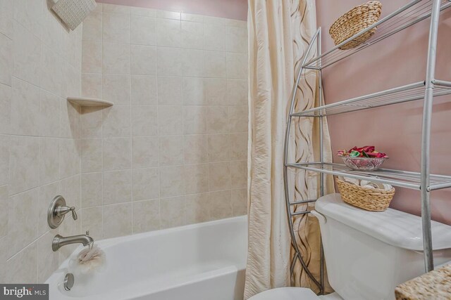 bathroom featuring toilet and shower / tub combo