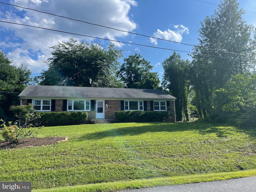 207 Ridgemore St, Fredericksburg, VA 22405 - ranch-style house featuring a front yard