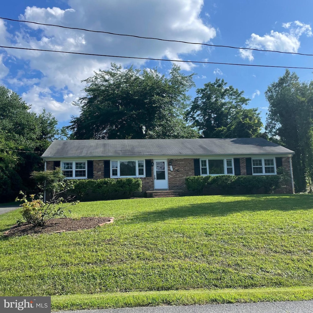 207 Ridgemore St, Fredericksburg, VA 22405 - ranch-style home featuring entry steps, a front yard, and brick siding