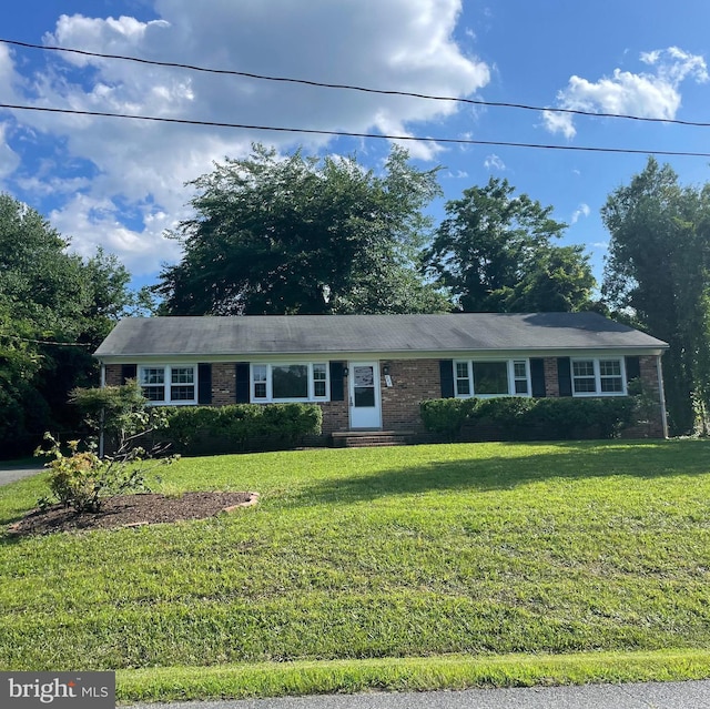 207 Ridgemore St, Fredericksburg, VA 22405 - ranch-style home featuring entry steps, a front yard, and brick siding