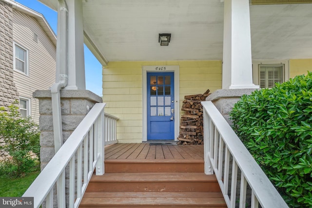entrance to property featuring a porch