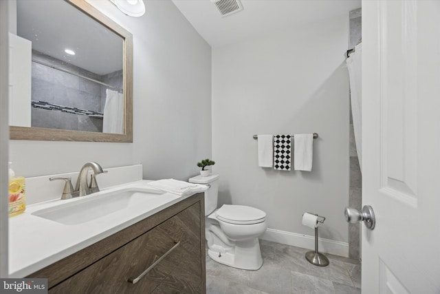 bathroom featuring a shower with curtain, visible vents, baseboards, vanity, and toilet