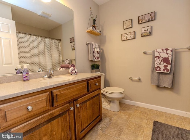 full bathroom featuring toilet, a shower with shower curtain, vanity, and baseboards