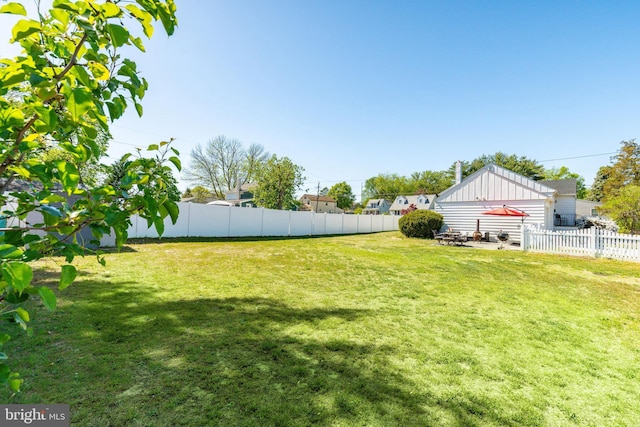 view of yard featuring a fenced backyard