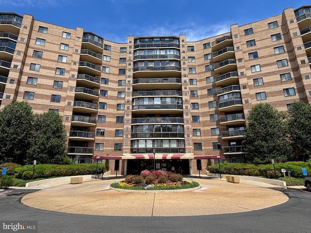 view of apartment building / complex