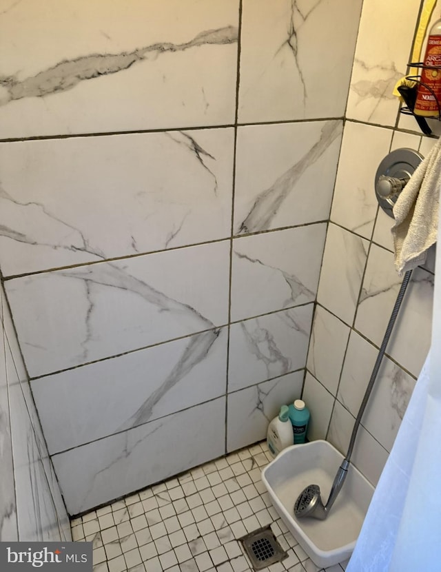 full bath featuring tiled shower