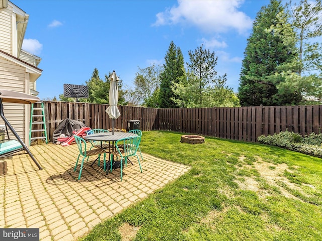 view of yard featuring a patio area, a fenced backyard, and an outdoor fire pit