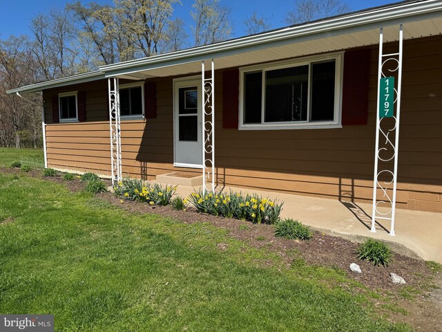 view of front of home with a front lawn and covered porch
