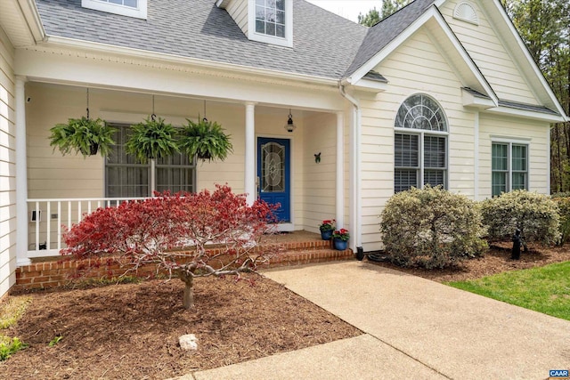 property entrance featuring a shingled roof