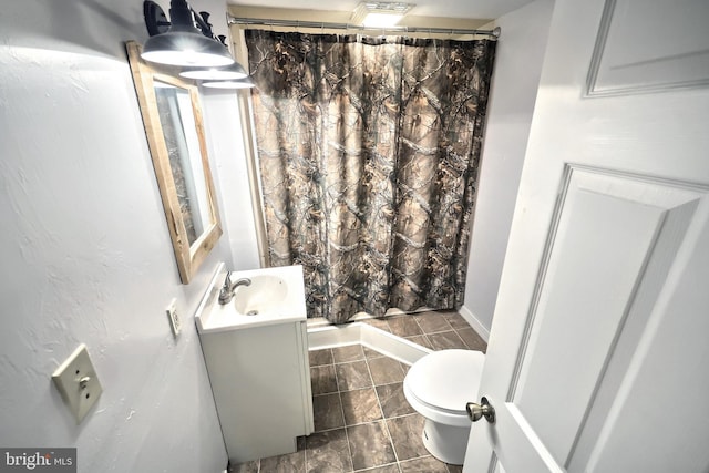 full bath with vanity, baseboards, toilet, and a shower with curtain